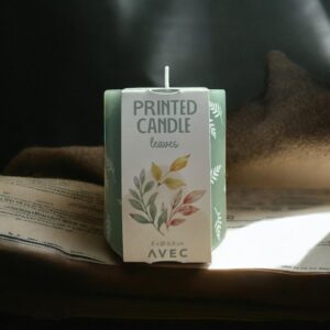 Lumânare Decorativă AVEC Printed Candle Leaves – 8 cm x Ø 6.8 cm, Model Frunze Verde Pastel