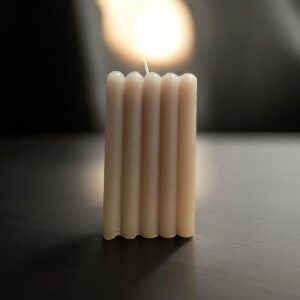 Lumânare Decorativă Modernă Ondulată – Nude/Bej, 38h Ardere, Home Creation