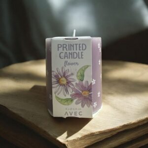 Lumânare Decorativă AVEC Printed Candle Flower – 8 cm x Ø 6.8 cm, Model Floral Mov