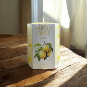 Lumânare Decorativă AVEC Printed Candle Lemon – 8 cm x Ø 6.8 cm, Model Lămâi, Galben Pastel