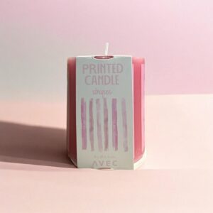 Lumânare Decorativă AVEC Printed Candle Stripes – 8 cm x Ø 6.8 cm, Model Dungi Roz