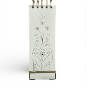 Carnetel cu Spirală Sus AVEC – Model Alb cu Motiv Floral și Câini, 150 File, 7×20,5 cm