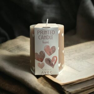 Lumânare Decorativă AVEC Printed Candle Heart – 8 cm x Ø 6.8 cm, Model Inimă, Roz Nude