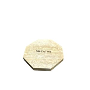 Suport Pahar din Lemn, Formă Octogonală, Gravură „BREATHE”, Antiderapant