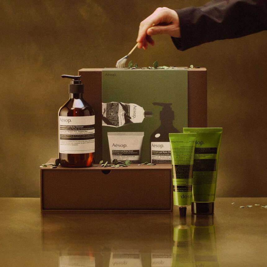 Set Aesop Geranium Leaf pentru Îngrijirea Corpului – Gel de Duș, Exfoliant și Balsam de Corp - imagine 3