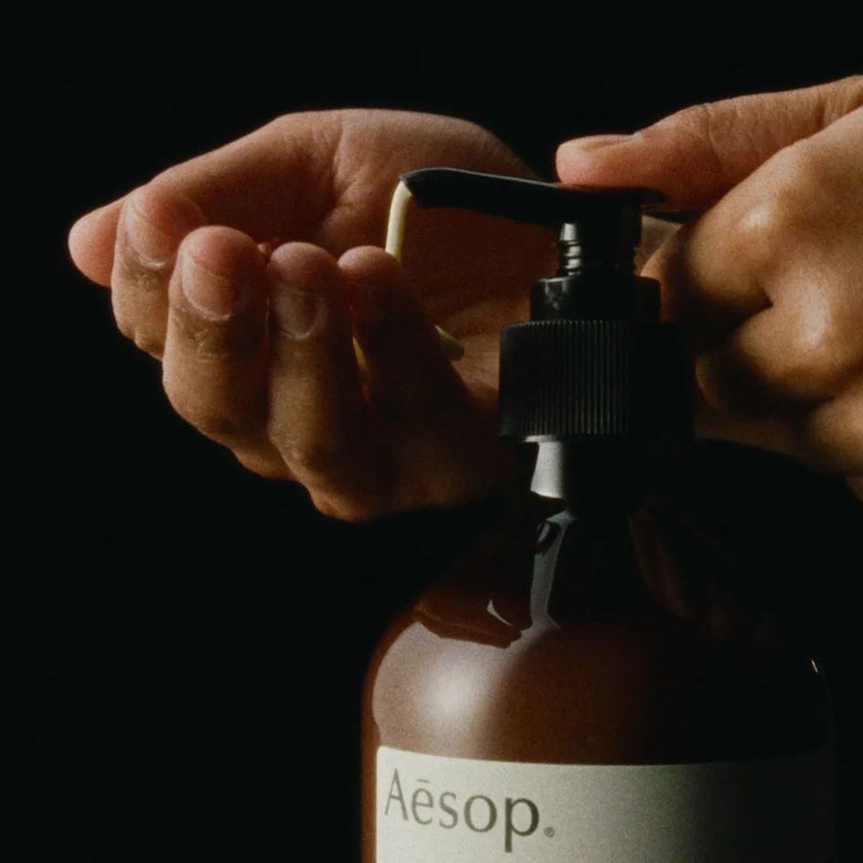 Set Aesop Reverence pentru Îngrijirea Mâinilor – Săpun Lichid, Balsam și Săpun Exfoliant - imagine 3