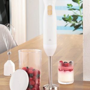 Mixer vertical Ambiano de 800W de culoare alba pe o masa din lemn alaturi de un pahar gradat cu fructe si un accesoriu tel