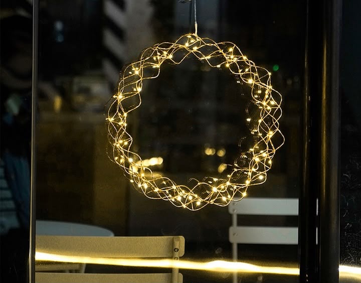 Coroană Luminoasă Decorativă Home Creation – 60 LED, 30 cm, Lumină Alb Cald, Aurie, Temporizator 6/18 Ore
